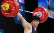 举重男子公斤级比赛，中国选手获胜