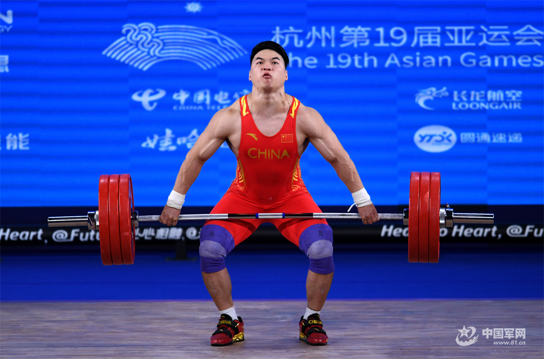 举重男子公斤级比赛，中国选手获胜