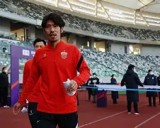 包含海港传射建功，莱比锡新星横空出世，场边球探频频记笔记的词条